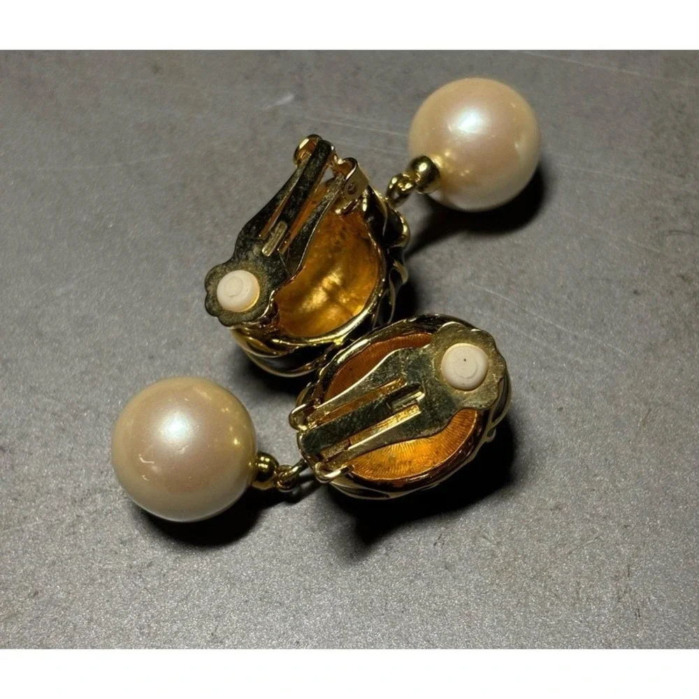 Vintage‎ Black Enamel Gold Ribbed Faux Pearl Drop Clip On Earrings Shell Design